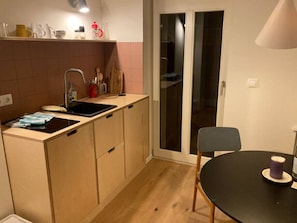 Køleskab, mikrobølgeovn, ovn, kogeplade
