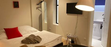 1 quarto, escrivaninha, ferros/tábuas de passar roupa, Wi-Fi