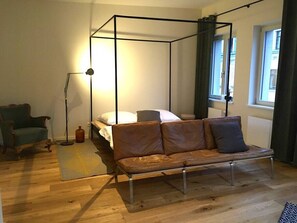 1 bedroom, desk, iron/ironing board, WiFi - Arbio I Lax Attic Studio in Lindenau (Leipzig)