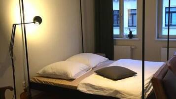 1 slaapkamer, een bureau, een strijkplank/strijkijzer, wifi