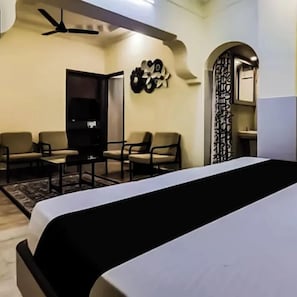 3 bedrooms, premium bedding, down comforters, in-room safe