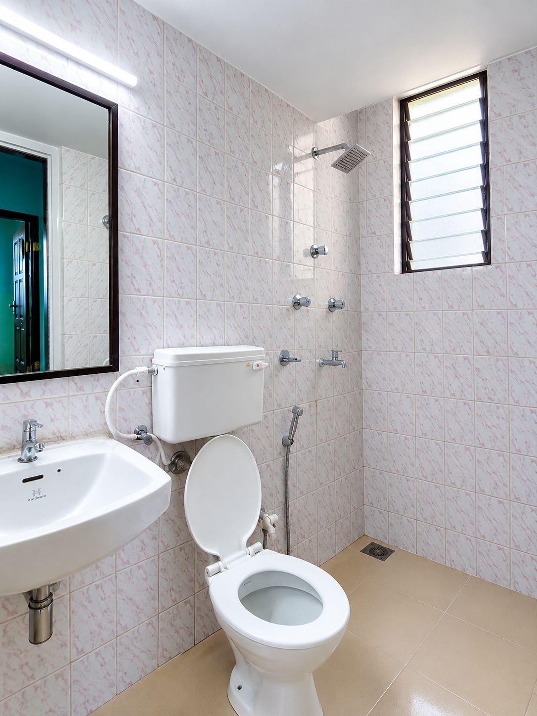 Un baño con inodoro, lavabo y ducha.