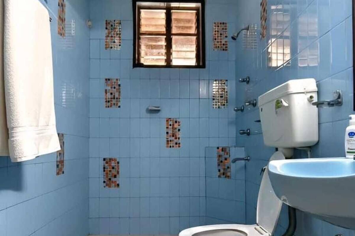 Apartamento superluxo | Banheiro | Chuveiro, chuveiro com efeito de chuva, produtos de toalete de grife