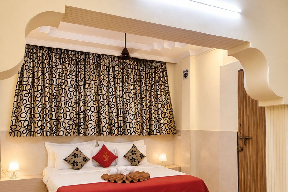 Luxury Apartment | Premium bedding, in-room safe, soundproofing
