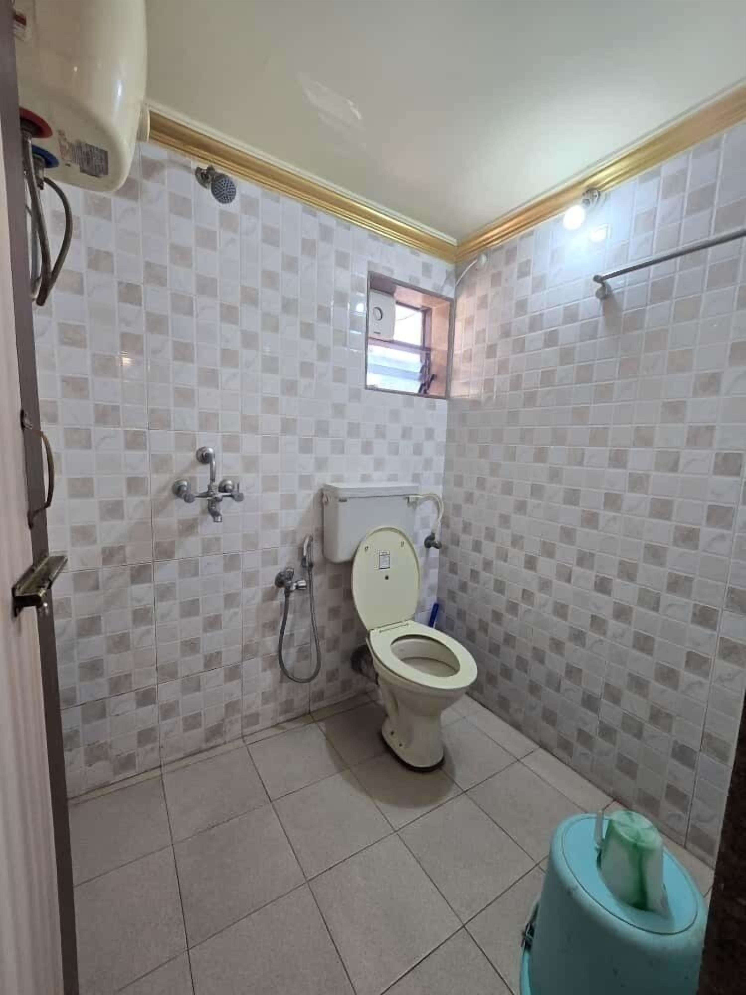 Familie appartement, uitzicht op de stad | Badkamer | Een douche, een regendouche, designer toiletartikelen, een haardroger