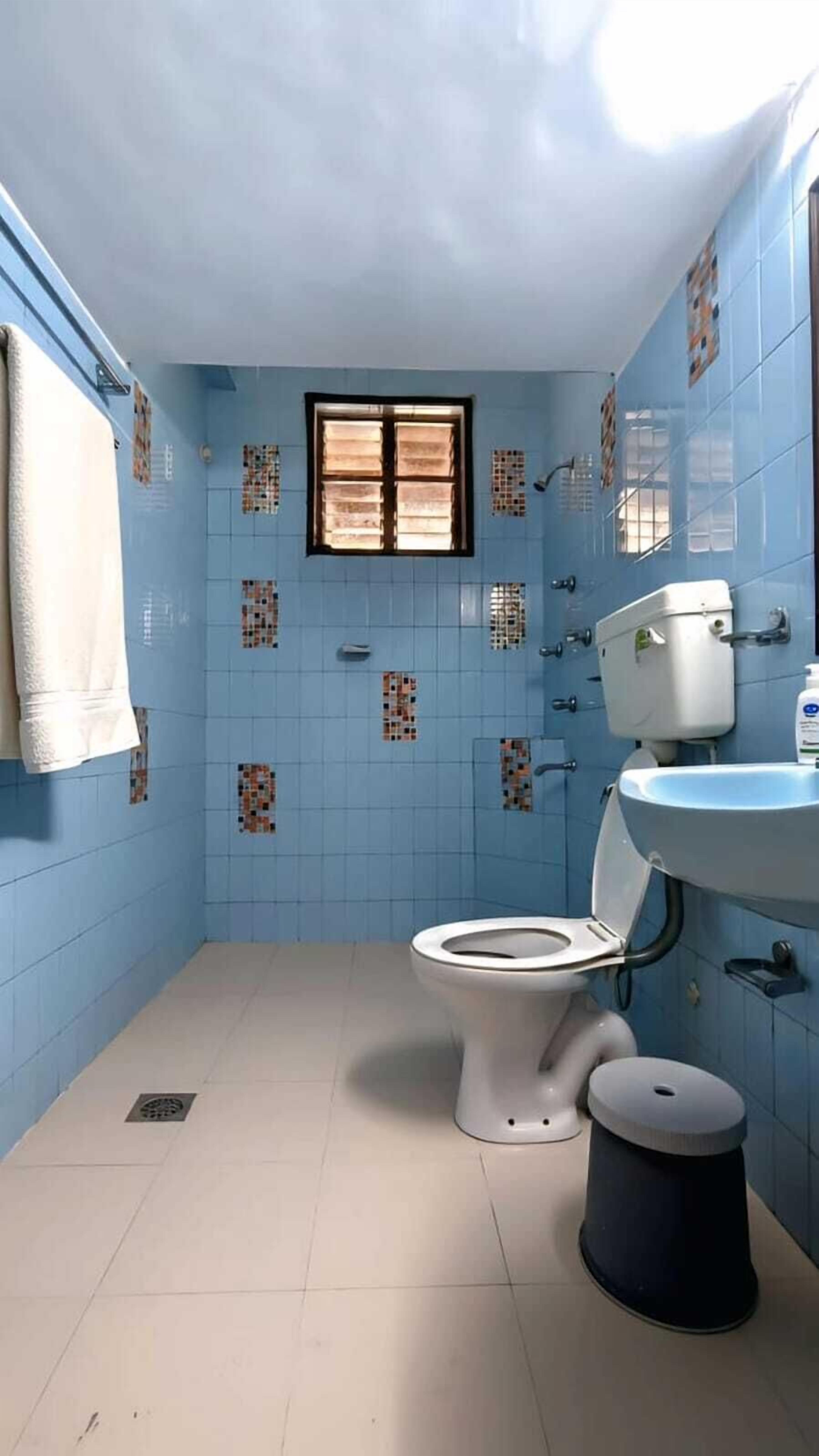 Luxe appartement | Badkamer | Een douche, een regendouche, designer toiletartikelen, een haardroger