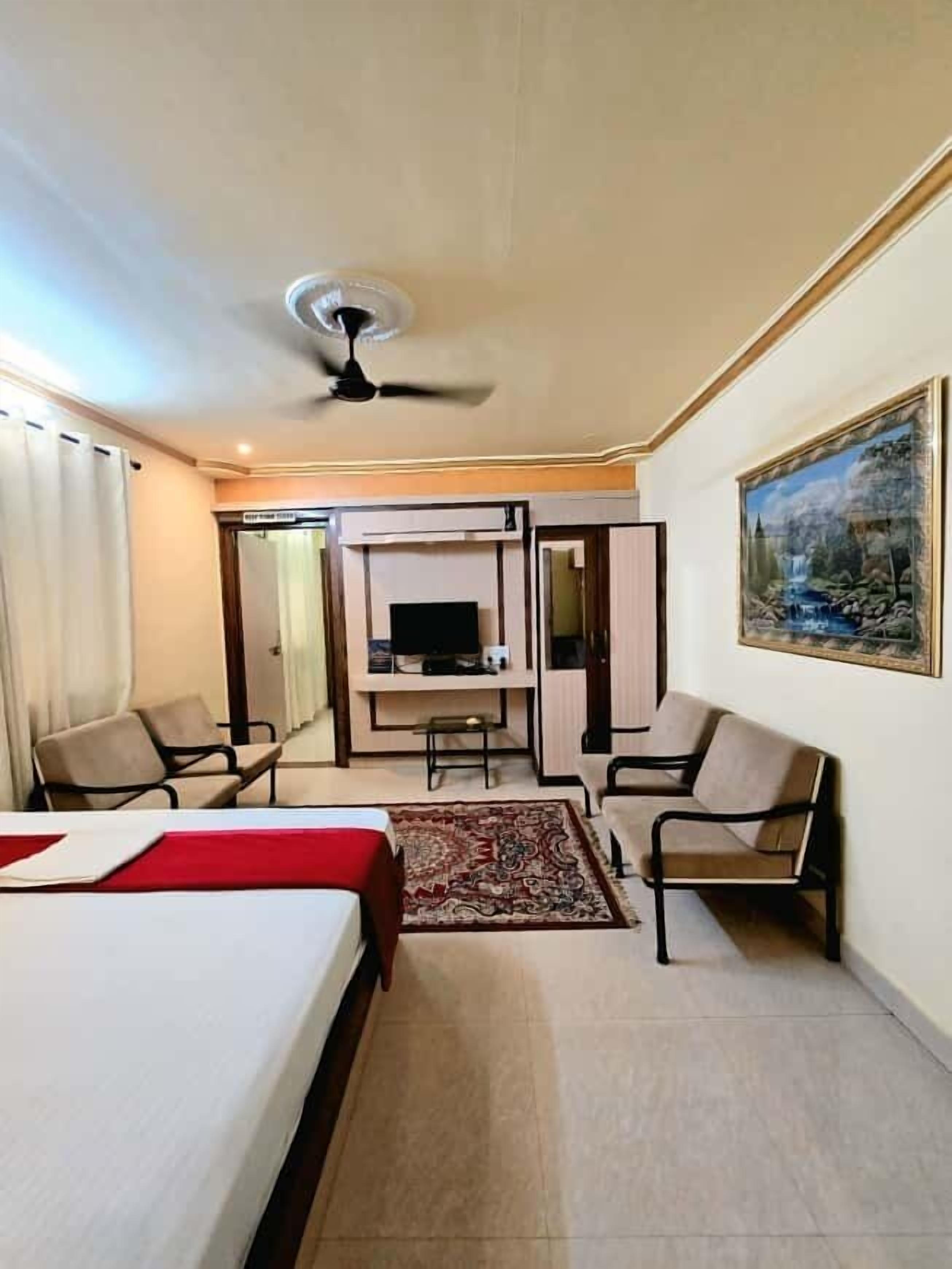 Departamento familiar, vista a la ciudad | Ropa de cama de alta calidad y caja de seguridad en la habitación 