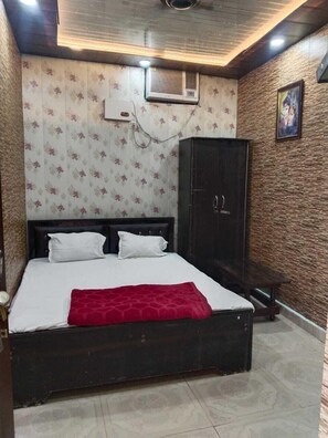 Room - Shri Veni Madhav Hotel (Prayagraj)