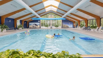 Bungalow | Kolam renang | Kolam renang indoor dan kolam renang outdoor