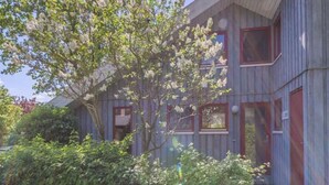 A building with a simple, modern architectural style, featuring a flat roof and a symmetrical facade. - Exklusives Skandinavisches Ferienhaus (Mirow)