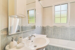 Hair dryer, towels - Villa Nóbrega by Holiday Rental Madeira (Funchal)