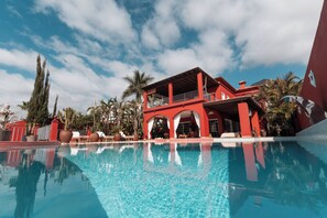 Piscina all'aperto, una piscina riscaldata