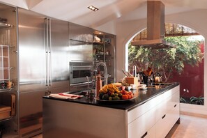 Fridge, microwave, oven, stovetop - RED-HOUSE, Red-House Tenerife Sur (Costa Adeje)