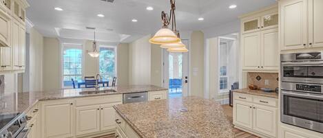 House, 4 Bedrooms | Private kitchen | Fridge, oven, coffee/tea maker, toaster