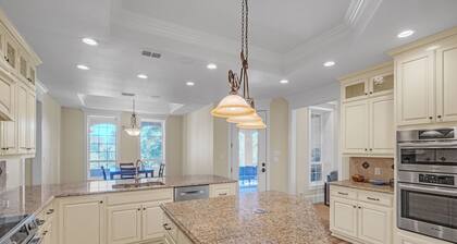 Luxurious 4-Bedroom Oasis with Private Pool Home
