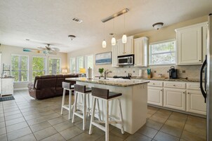 Refrigerador, horno, cafetera/tetera, tostadora