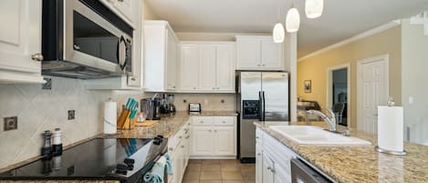 House, 3 Bedrooms | Private kitchen | Fridge, oven, coffee/tea maker, toaster