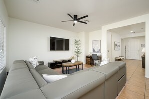 Hus - 4 sovrum | Vardagsrum | Smart-tv