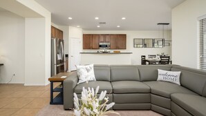 Maison, 4 chambres | Coin séjour | TV connectée