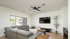 Maison, 4 chambres | Coin séjour | TV connectée