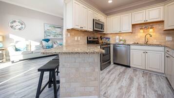 Condo, 1 habitación | Cocina privada | Refrigerador, horno y cafetera y tetera