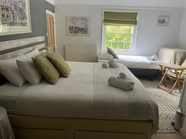 Habitación doble, baño privado (Large) | Cortinas opacas, tabla de planchar con plancha, wifi gratis