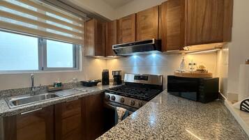 Réfrigérateur, micro-ondes, four, plaque de cuisson