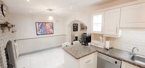 Micro-ondes, cafetière/bouilloire