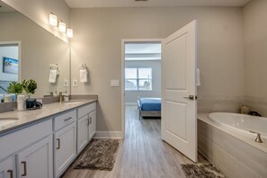 Douche, sèche-cheveux, serviettes fournies