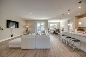 Smart TV, books - Welcome to Villa Liliana,Modern new private House,Heated Pool,WI-FI,Smart TV (Cape Coral)