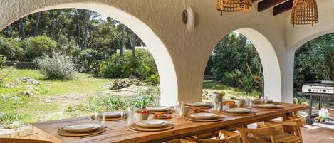 屋外ダイニングエリア