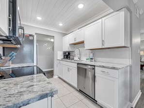 冷蔵庫、電子レンジ、オーブン、コンロ