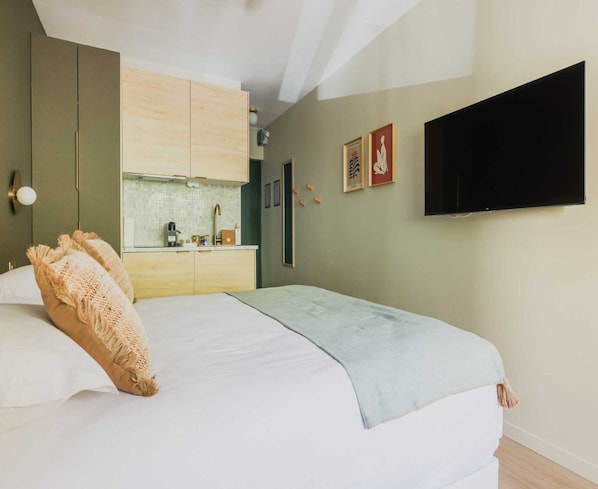 Apartment | 1 bedroom, laptop workspace, iron/ironing board, bed sheets