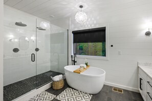 Ducha, bañera de hidromasaje, secador de pelo y toallas