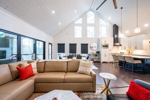 Älytelevisio, takka, kirjoja