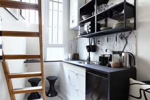 Apartment | Private kitchen | Fridge, stovetop, coffee/tea maker, electric kettle - Studio Center of Paris Grand/boulevard (Paris)