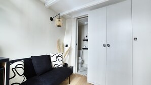Unclassified image, 4 of 10, button - Studio Center of Paris Grand/boulevard (Paris)