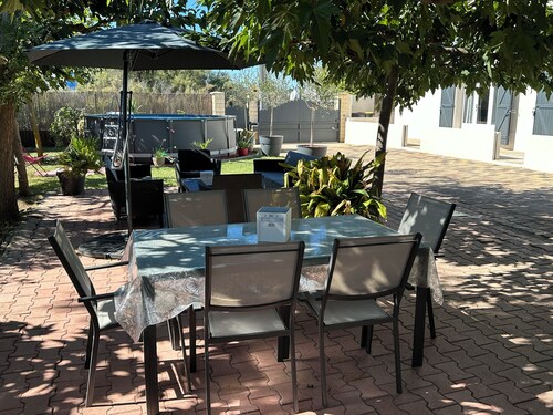 Air-conditioned villa/pool, quiet and shady, close to the sea, ideal for families