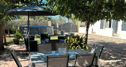 Air-conditioned villa/pool, quiet and shady, close to the sea, ideal for families