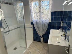 Shower, hair dryer, towels - Villa with Private Pool – Grau d’Agde – 6–8 Guests – Beach – AC (Agde)
