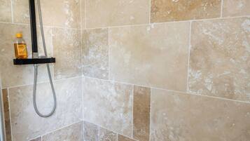 Chuveiro, toalhas de banho