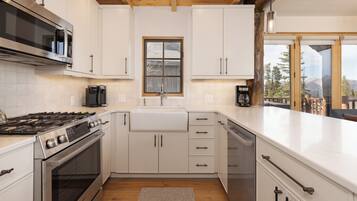 Frigorifero, microonde, forno, piano cottura