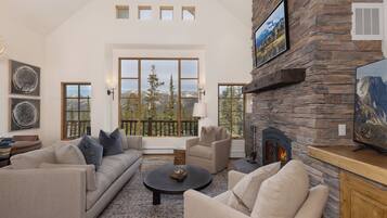 Smart TV, caminetto, videogiochi, impianto stereo