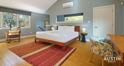 Historic Tarrytown Studio Apt w/ King Bed, Kitchenette, Full Bath & Open Space