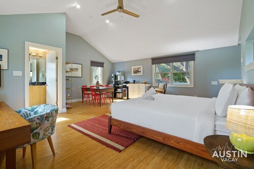Historic Tarrytown Studio Apt w/ King Bed, Kitchenette, Full Bath & Open Space