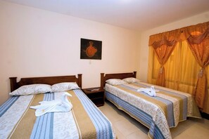 Desk, laptop workspace, free WiFi, bed sheets - Hotel El Cerro  (Liberia)