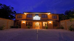 A two-story hotel with a sign reading "Hotel El Cerro". - Hotel El Cerro (Liberia)