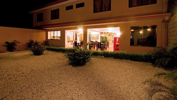 A two-story building with a covered patio area. - Hotel El Cerro (Liberia)