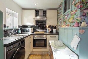 Kjøleskap, mikrobølgeovn, ovn og kokeplater