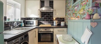 Host & Stay | Candyfloss Cottage